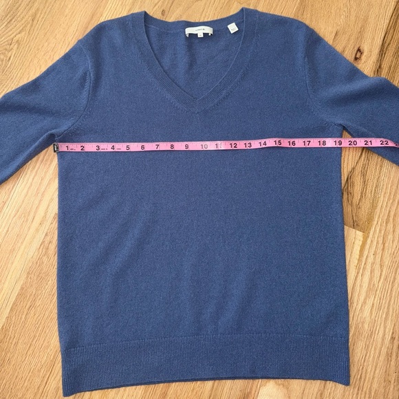 VINCE 100% Cashmere Weekend V-Neck Cashmere Sweater in Arroyo Blue Size XS - Picture 6 of 9